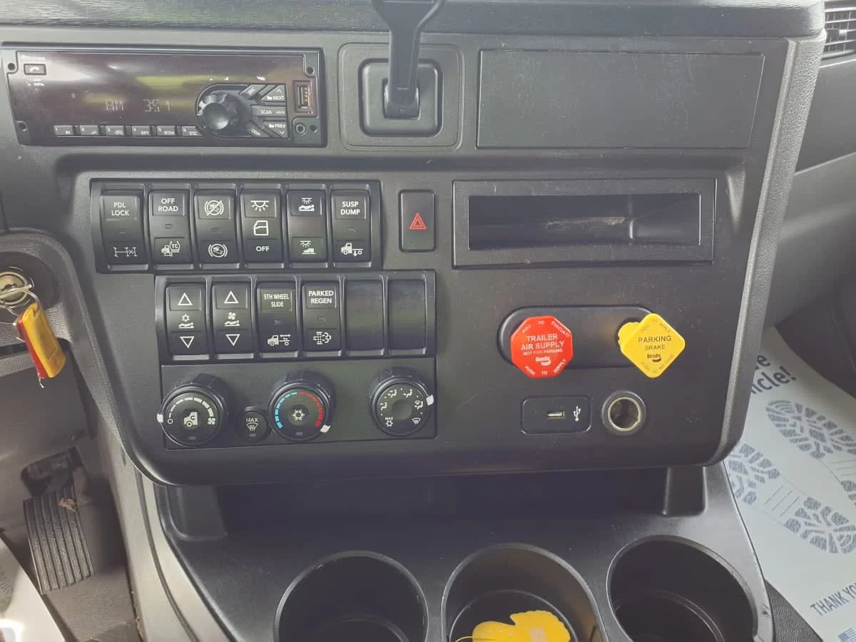 2019 International LT in Taylor, MI — photo 11