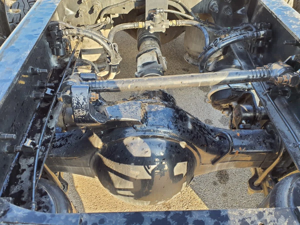 2019 International LT - image 11