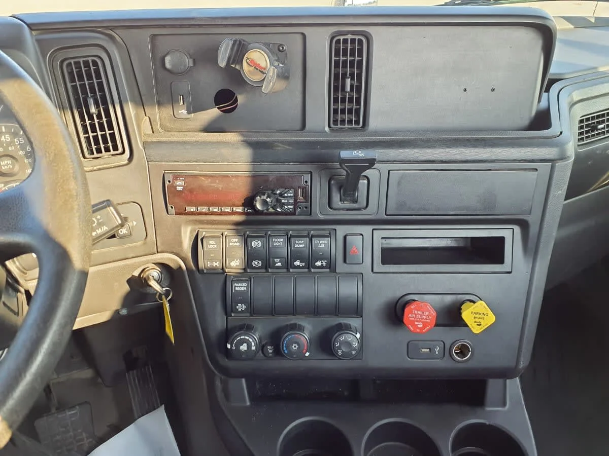 2019 International LT - image 14