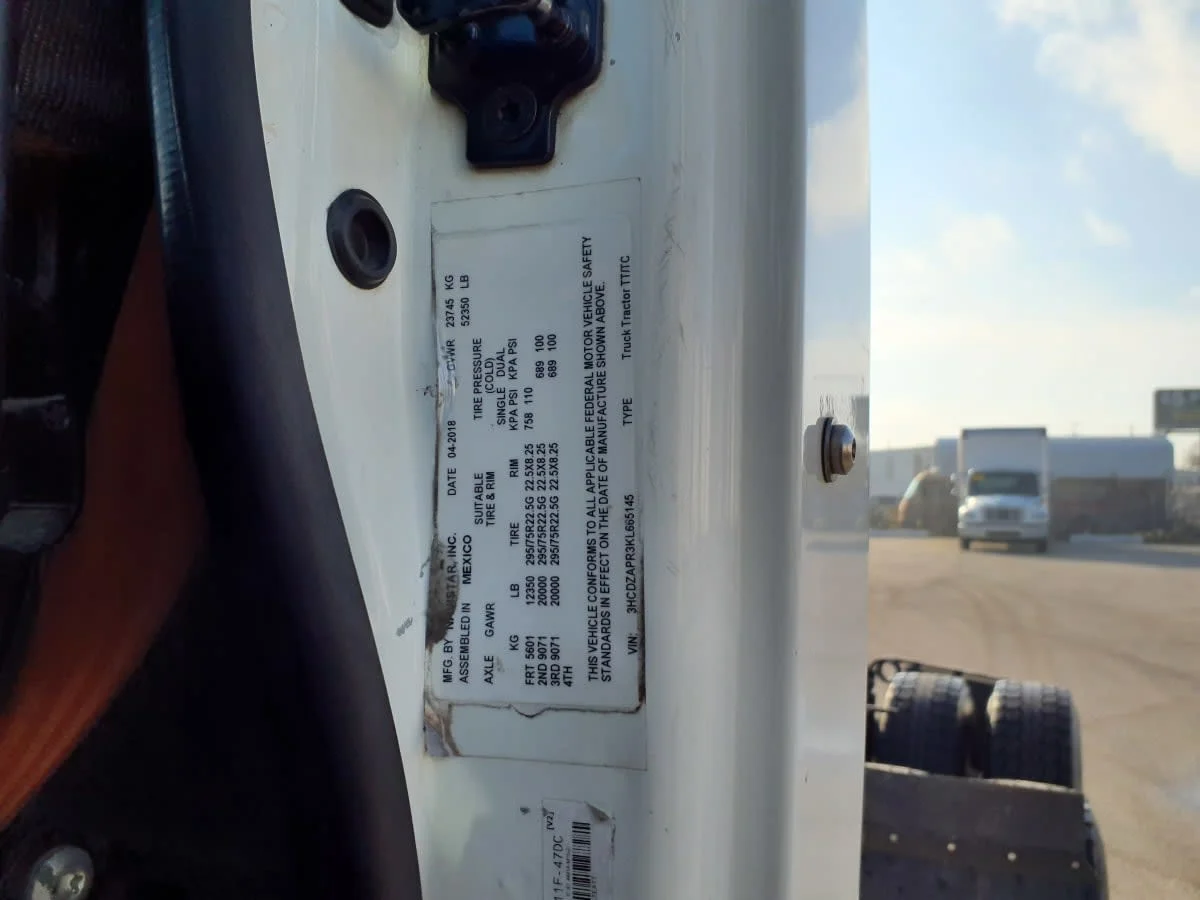 2019 International LT - image 13