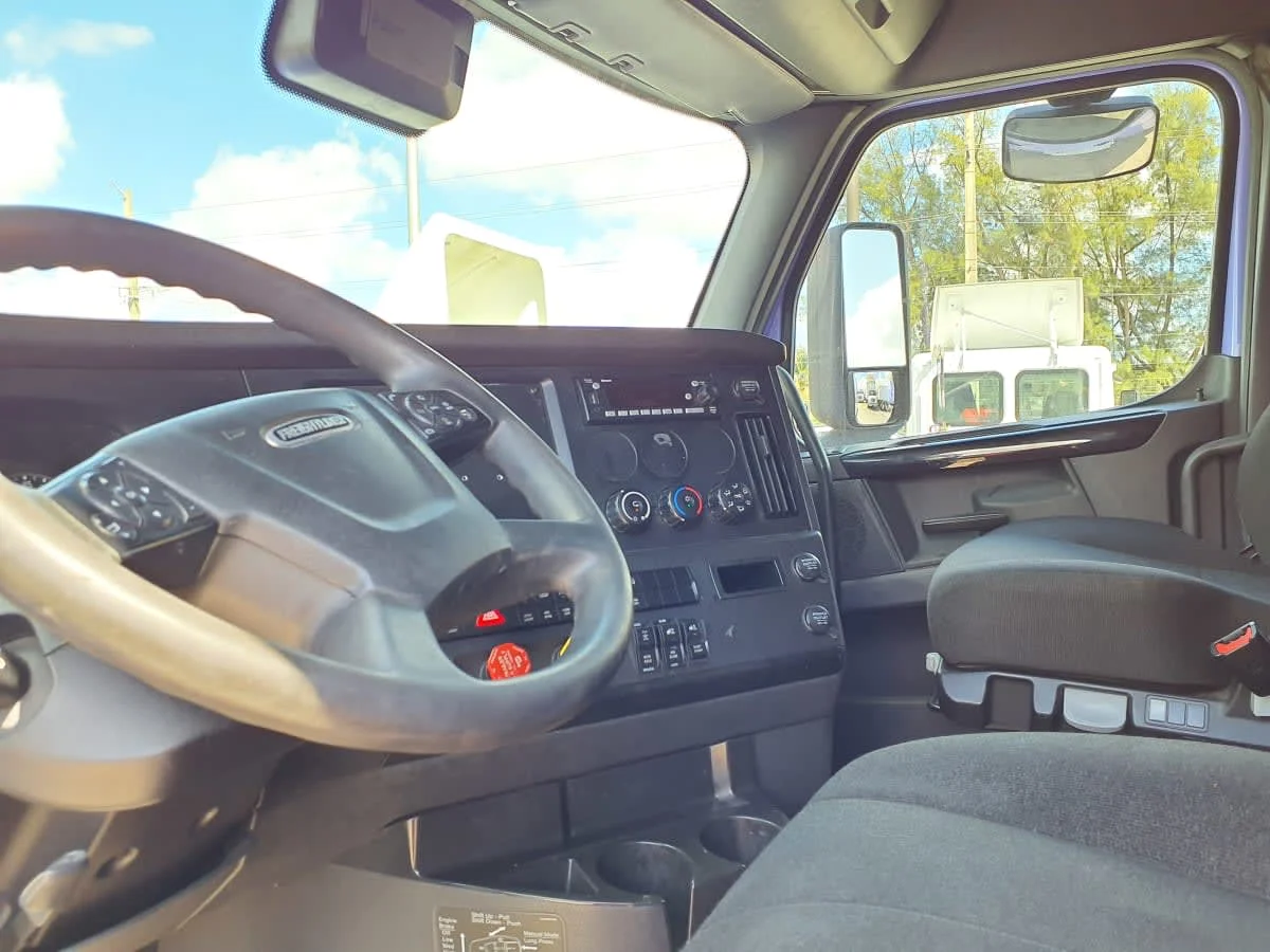 2023 Freightliner Cascadia - image 7