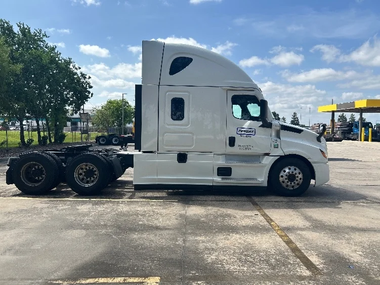 2022 Freightliner Cascadia in Fort Worth, TX — photo 8