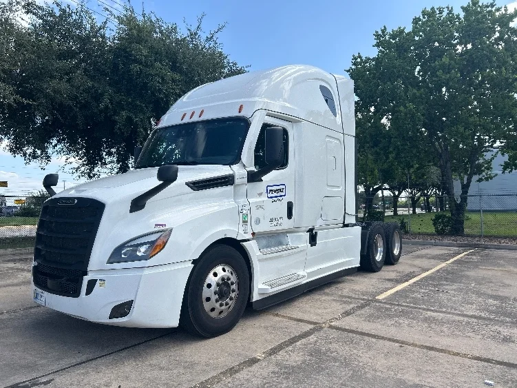 2022 Freightliner Cascadia in Fort Worth, TX — photo 3