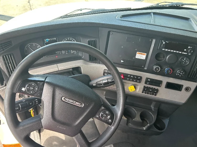 2022 Freightliner Cascadia in Fort Worth, TX — photo 10