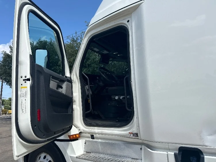 2022 Freightliner Cascadia in Fort Worth, TX — photo 9