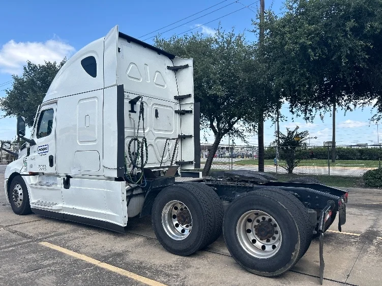 2022 Freightliner Cascadia in Fort Worth, TX — photo 5