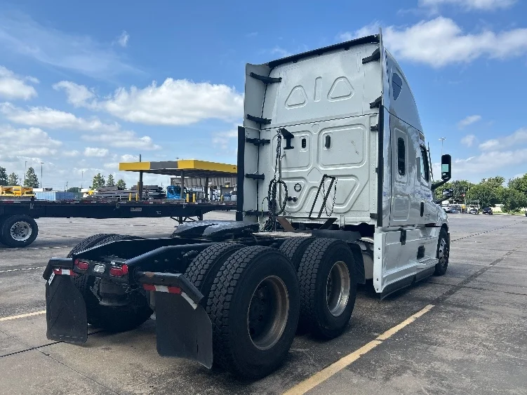 2022 Freightliner Cascadia in Fort Worth, TX — photo 7
