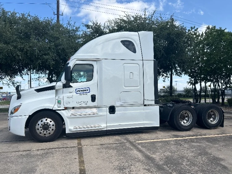 2022 Freightliner Cascadia in Fort Worth, TX — photo 4