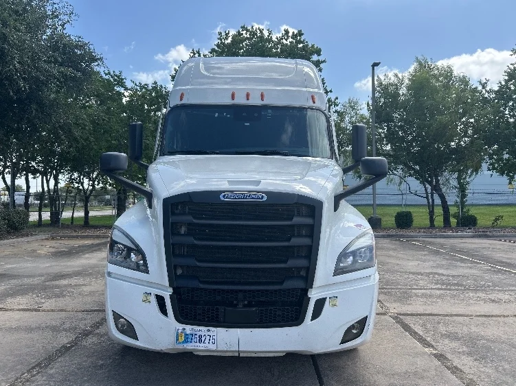 2022 Freightliner Cascadia in Fort Worth, TX — photo 2