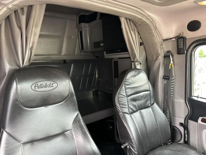 2021 Peterbilt 389 — photo 12