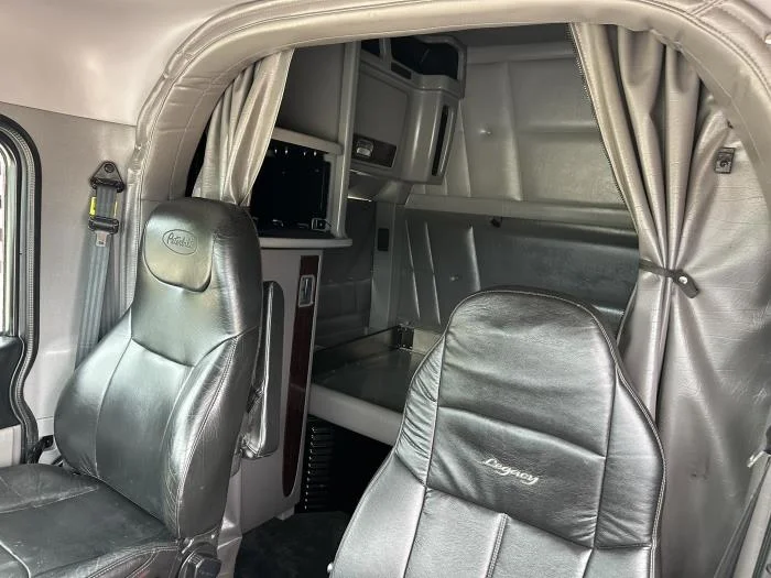 2021 Peterbilt 389 — photo 11