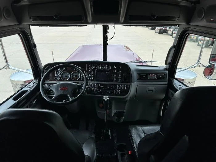 2021 Peterbilt 389 — photo 13