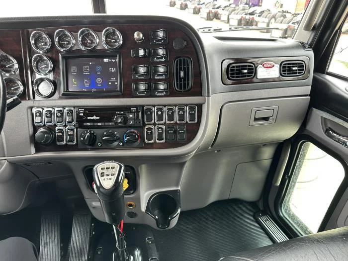 2021 Peterbilt 389 — photo 9