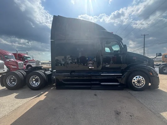 2023 Peterbilt 579 in Dallas, TX — photo 4