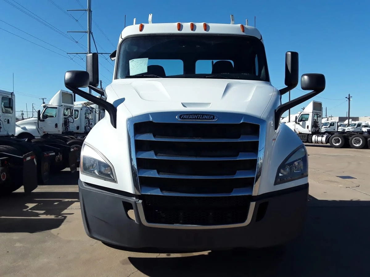 2019 Freightliner Cascadia - image 2