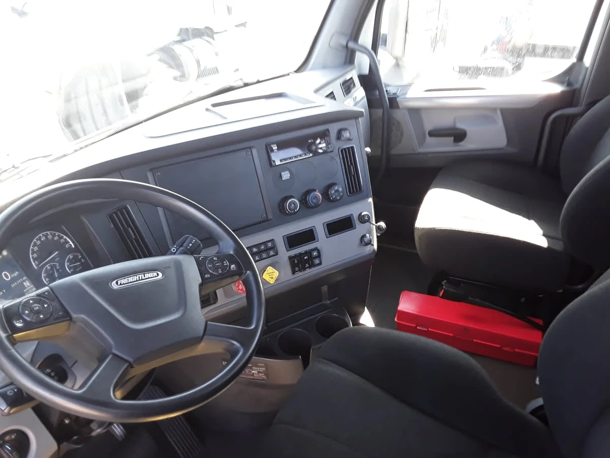 2019 Freightliner Cascadia - image 7