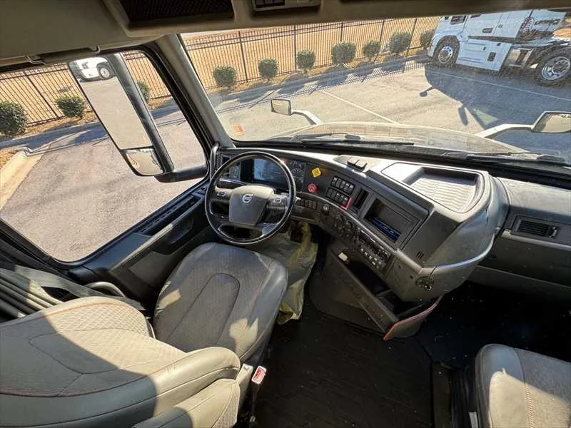 2023 Volvo VNL 860 - image 13