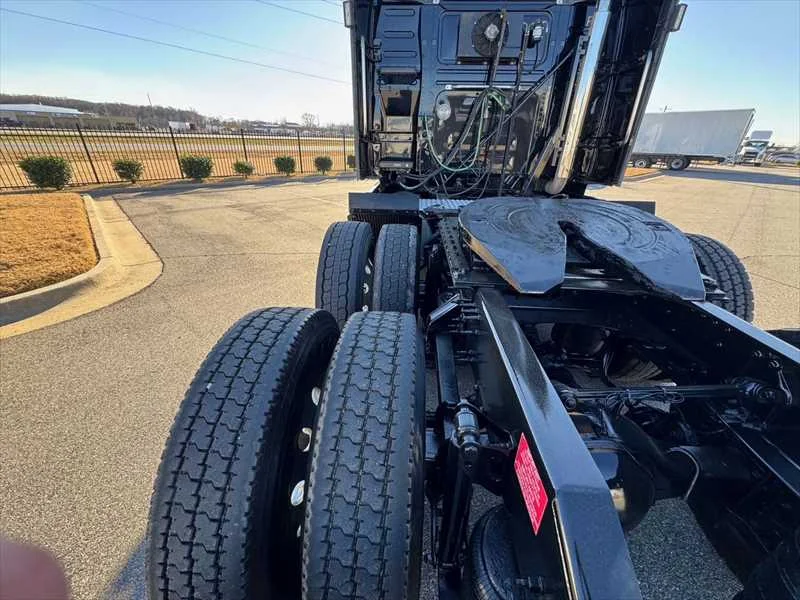 2023 Volvo VNL 860 - image 5