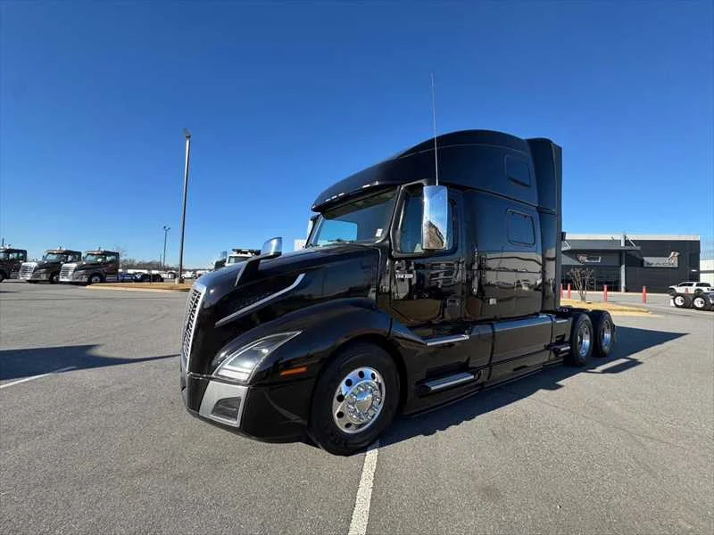 2023 Volvo VNL 860 - image 2