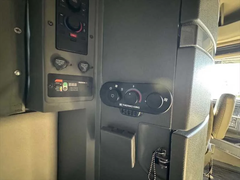 2023 Volvo VNL 860 - image 17