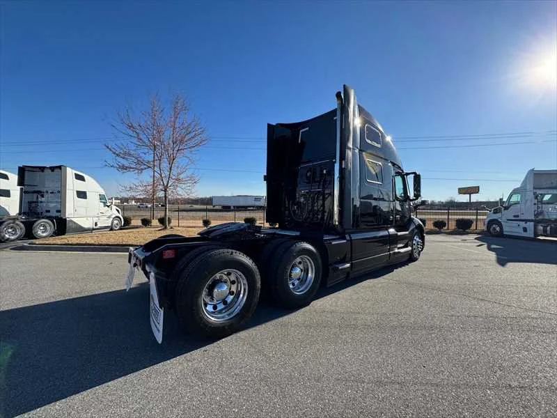 2023 Volvo VNL 860 - image 7