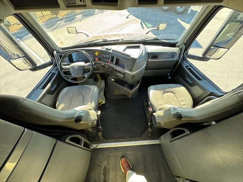2023 Volvo VNL 860 - image 15