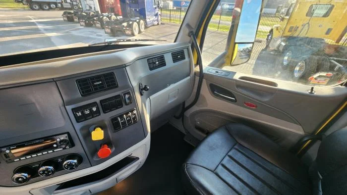 2021 Peterbilt 579 - image 13