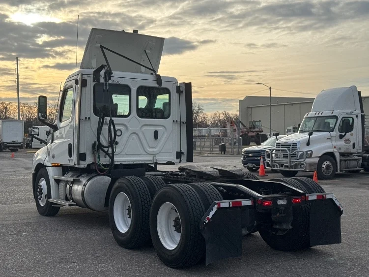 2022 Freightliner Cascadia - image 5
