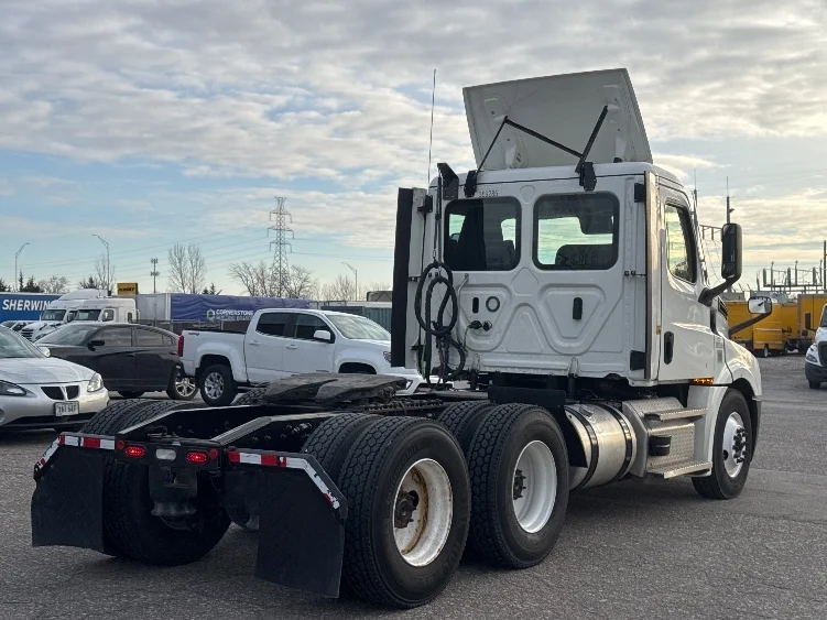 2022 Freightliner Cascadia - image 7