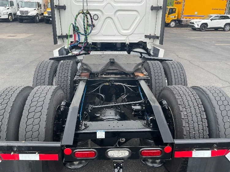 2022 Freightliner Cascadia in Plymouth, MI — photo 6