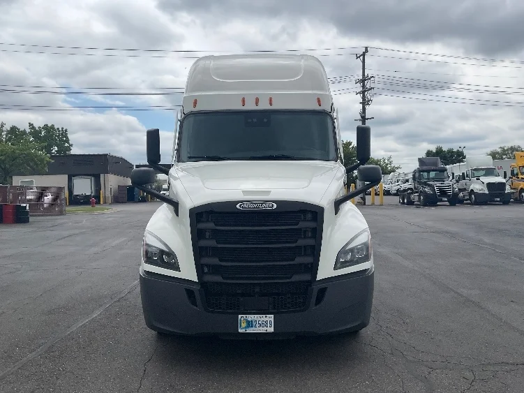 2022 Freightliner Cascadia in Plymouth, MI — photo 2