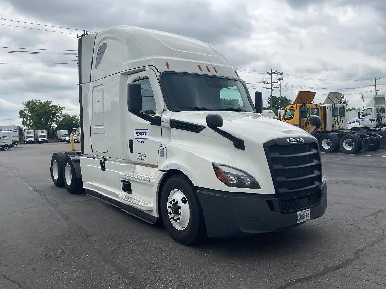 2022 Freightliner Cascadia in Plymouth, MI — photo 3
