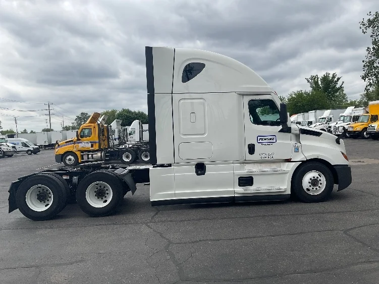 2022 Freightliner Cascadia in Plymouth, MI — photo 4