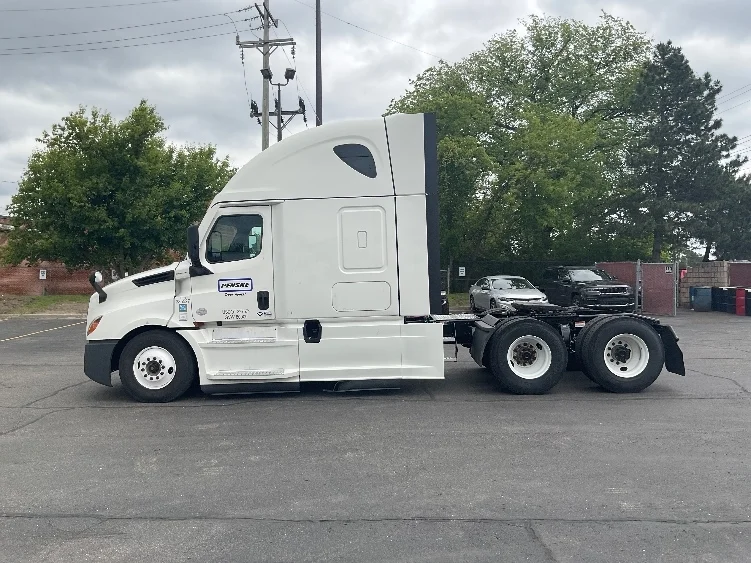 2022 Freightliner Cascadia in Plymouth, MI — photo 8