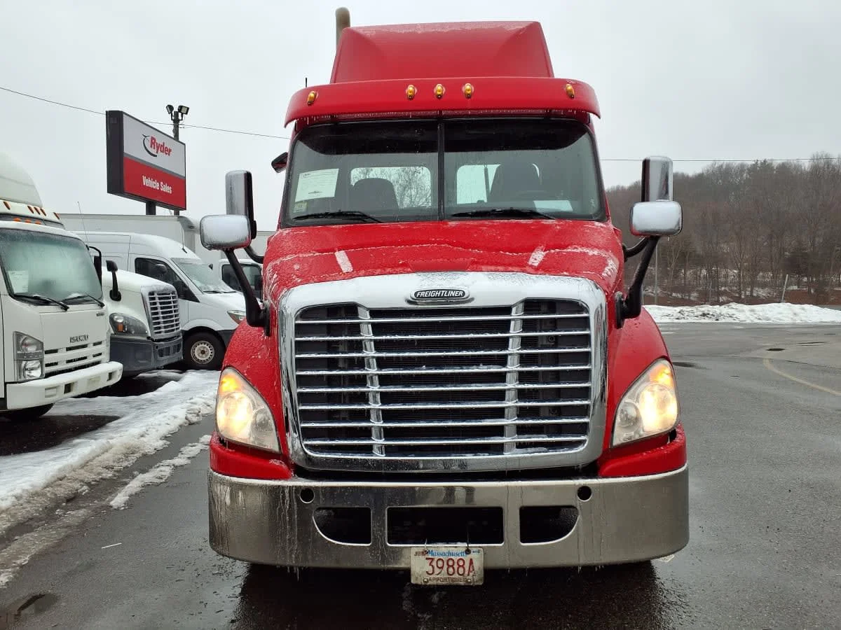 2019 Freightliner Cascadia in Salisbury, MA — photo 2