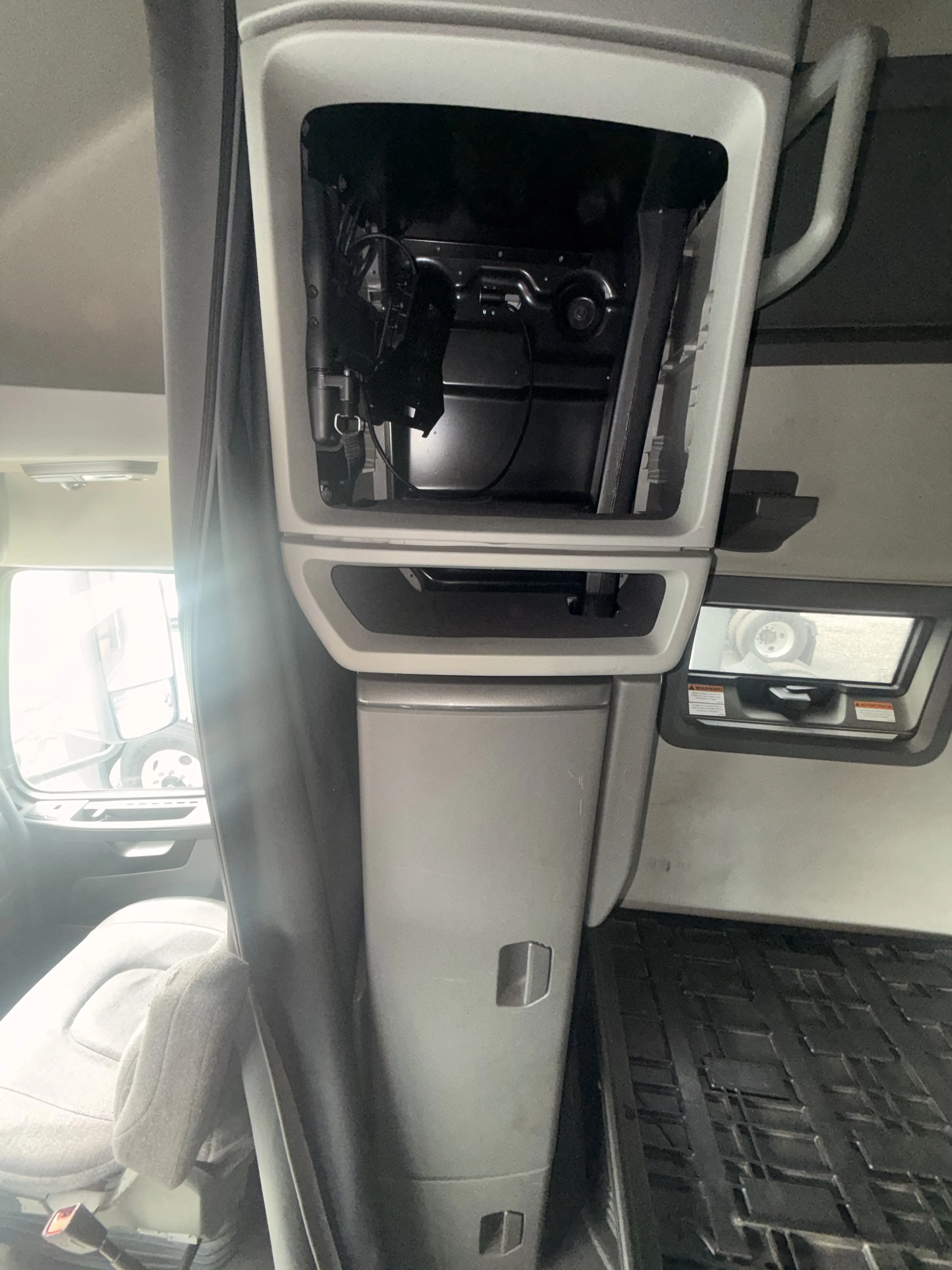 2020 Volvo VNL 760 - image 10