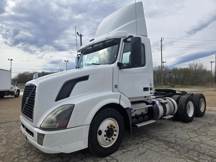 2016 Volvo VNL 300 - image 2