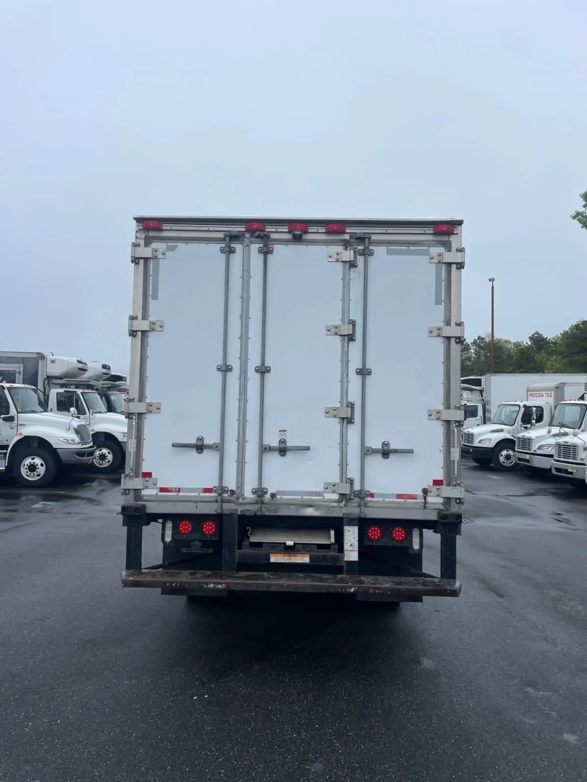 2020 Isuzu NRR in Farmingdale, NY — photo 5