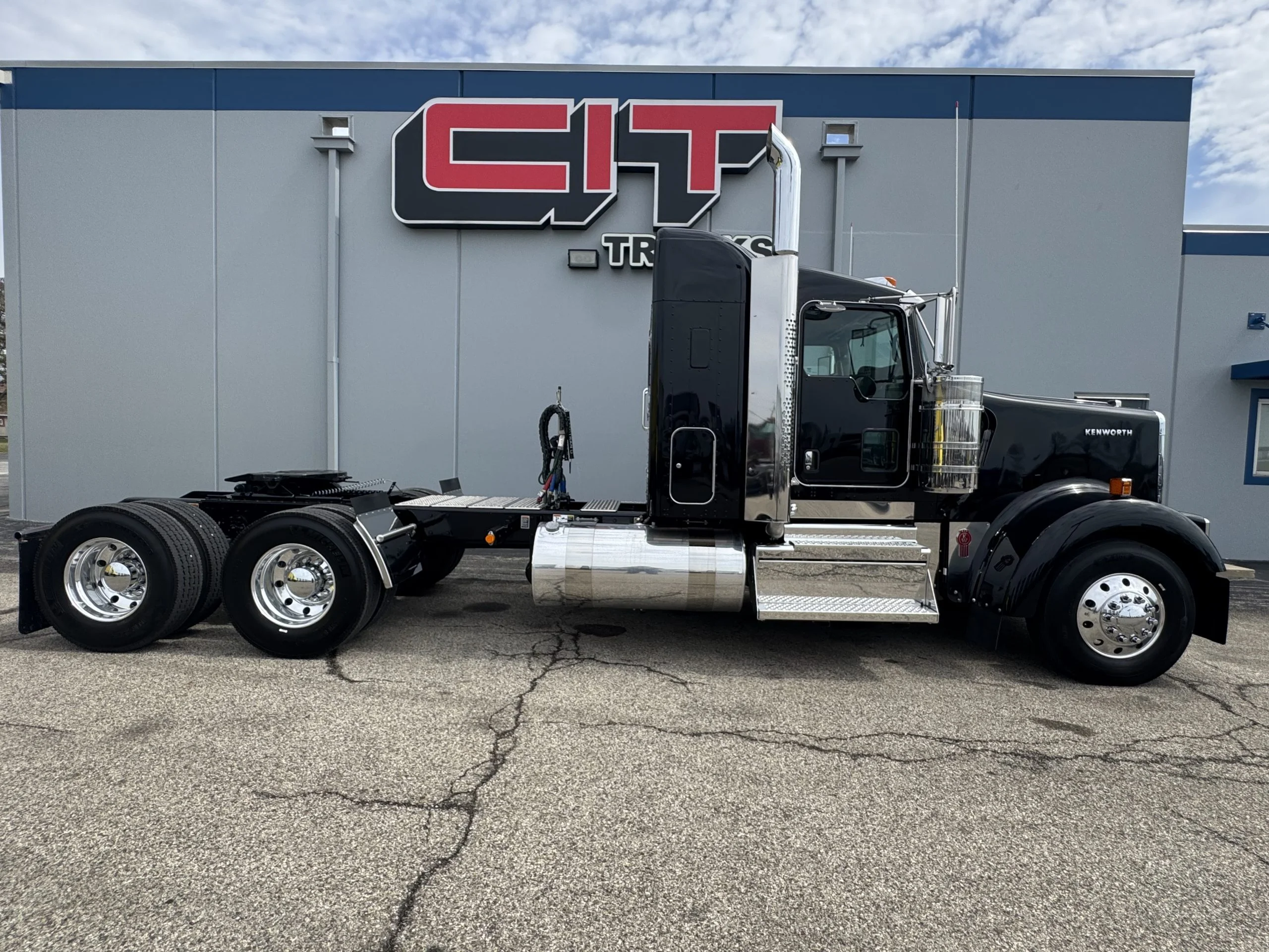 2027 Kenworth W900 - image 4