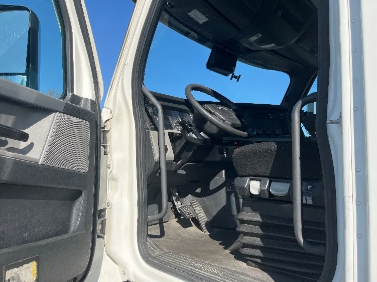 2021 Freightliner Cascadia - image 9