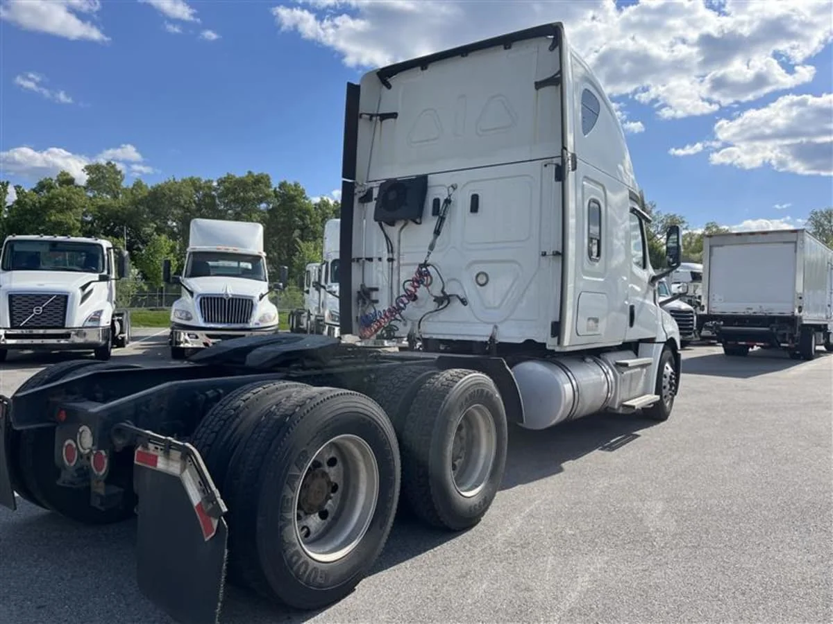 2019 Freightliner Cascadia in Beltsville, MD — photo 4