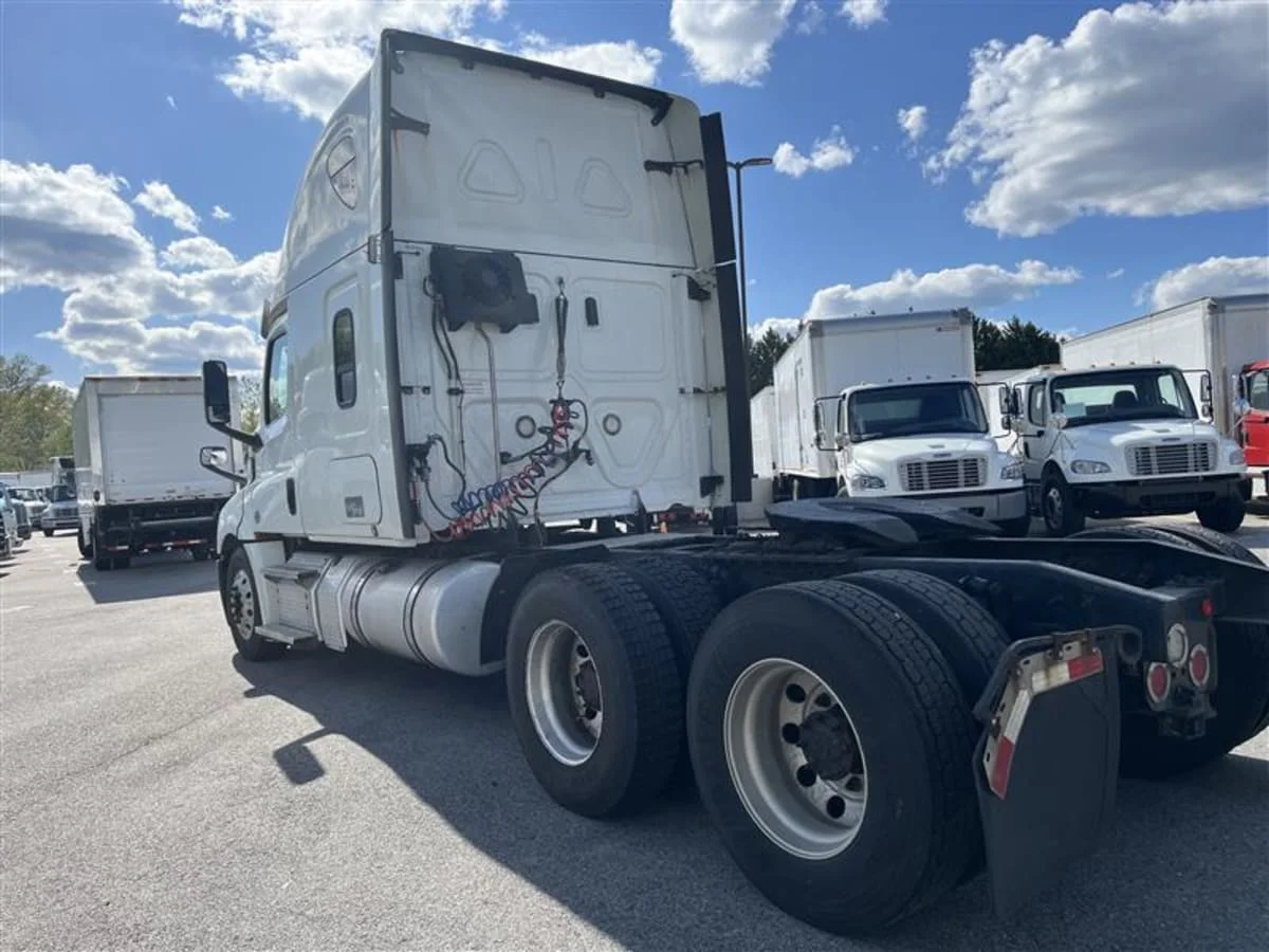 2019 Freightliner Cascadia in Beltsville, MD — photo 6