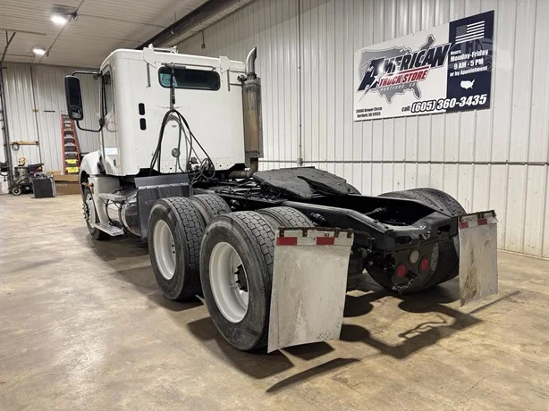 2006 Freightliner Columbia in Hartford, SD — photo 5