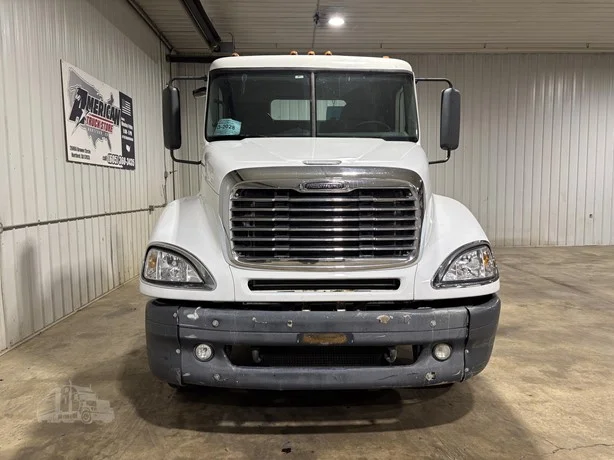 2006 Freightliner Columbia in Hartford, SD — photo 3