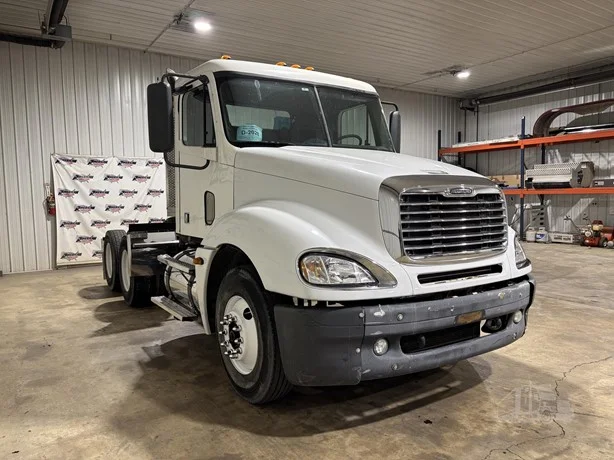 2006 Freightliner Columbia in Hartford, SD — photo 2