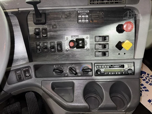 2006 Freightliner Columbia in Hartford, SD — photo 15