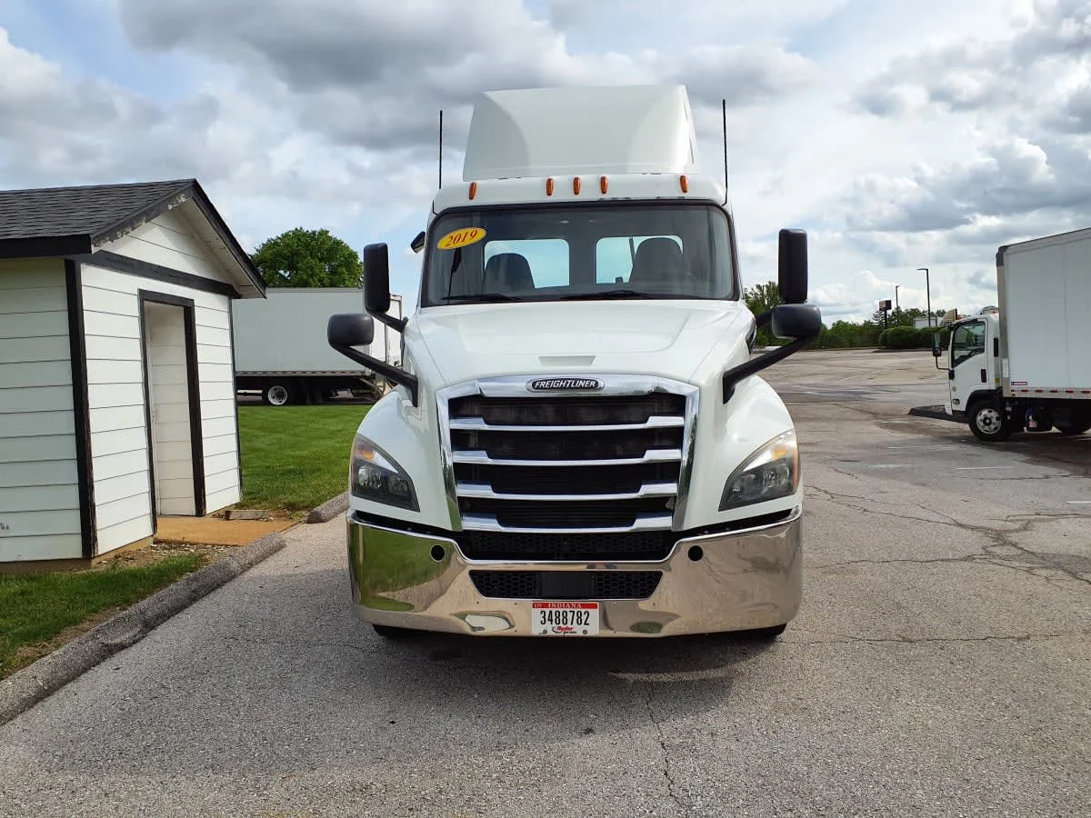 2019 Freightliner Cascadia in O'fallon, MO — photo 2