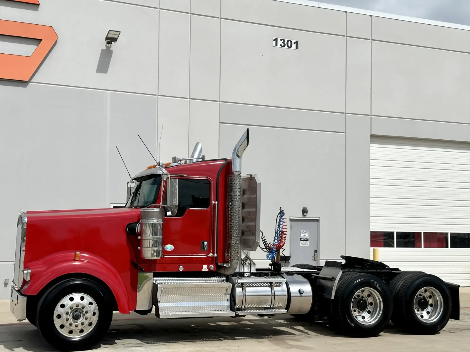 2014 Kenworth W900 - image 2