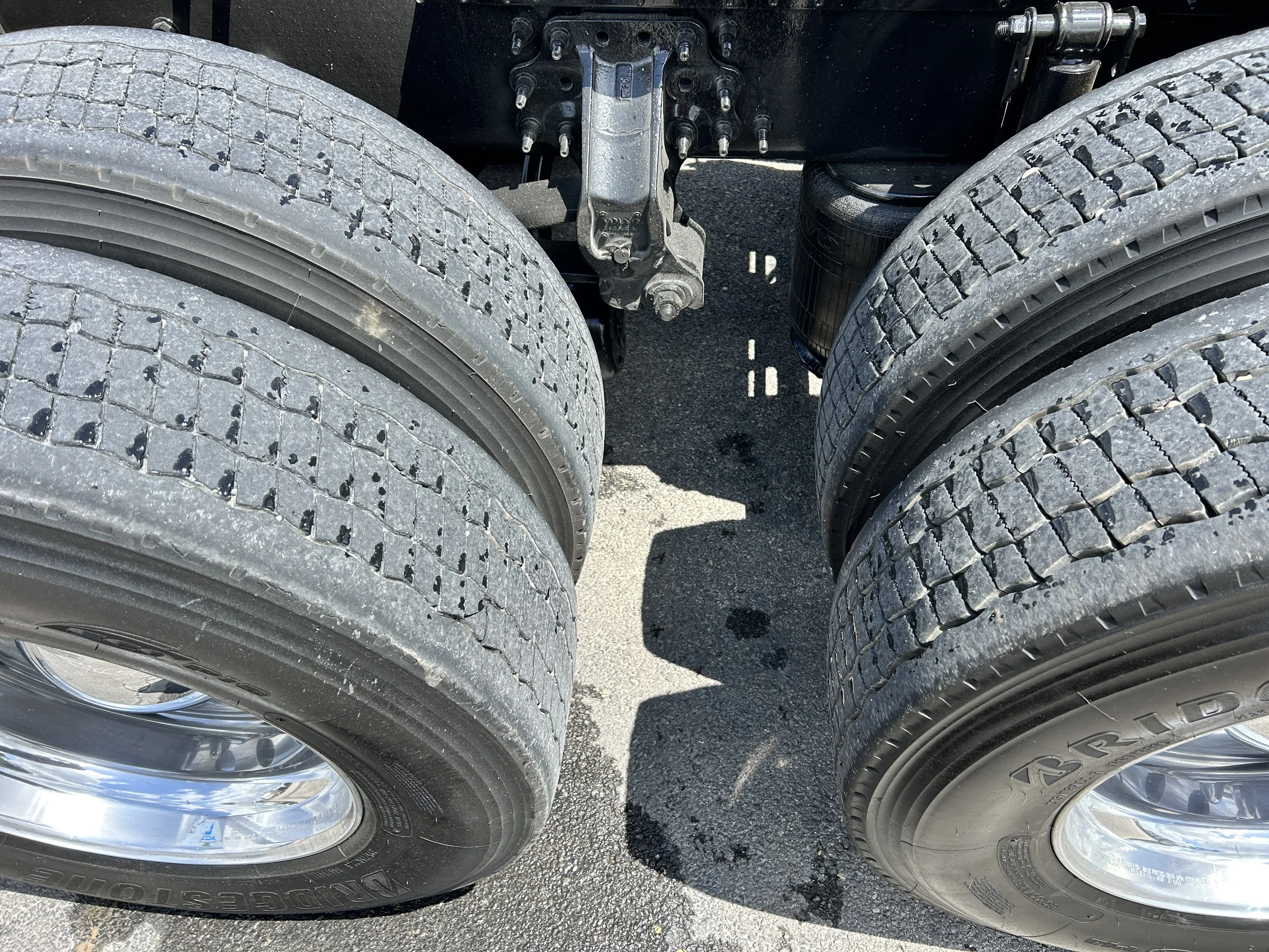 2019 Volvo VNL 860 - image 10