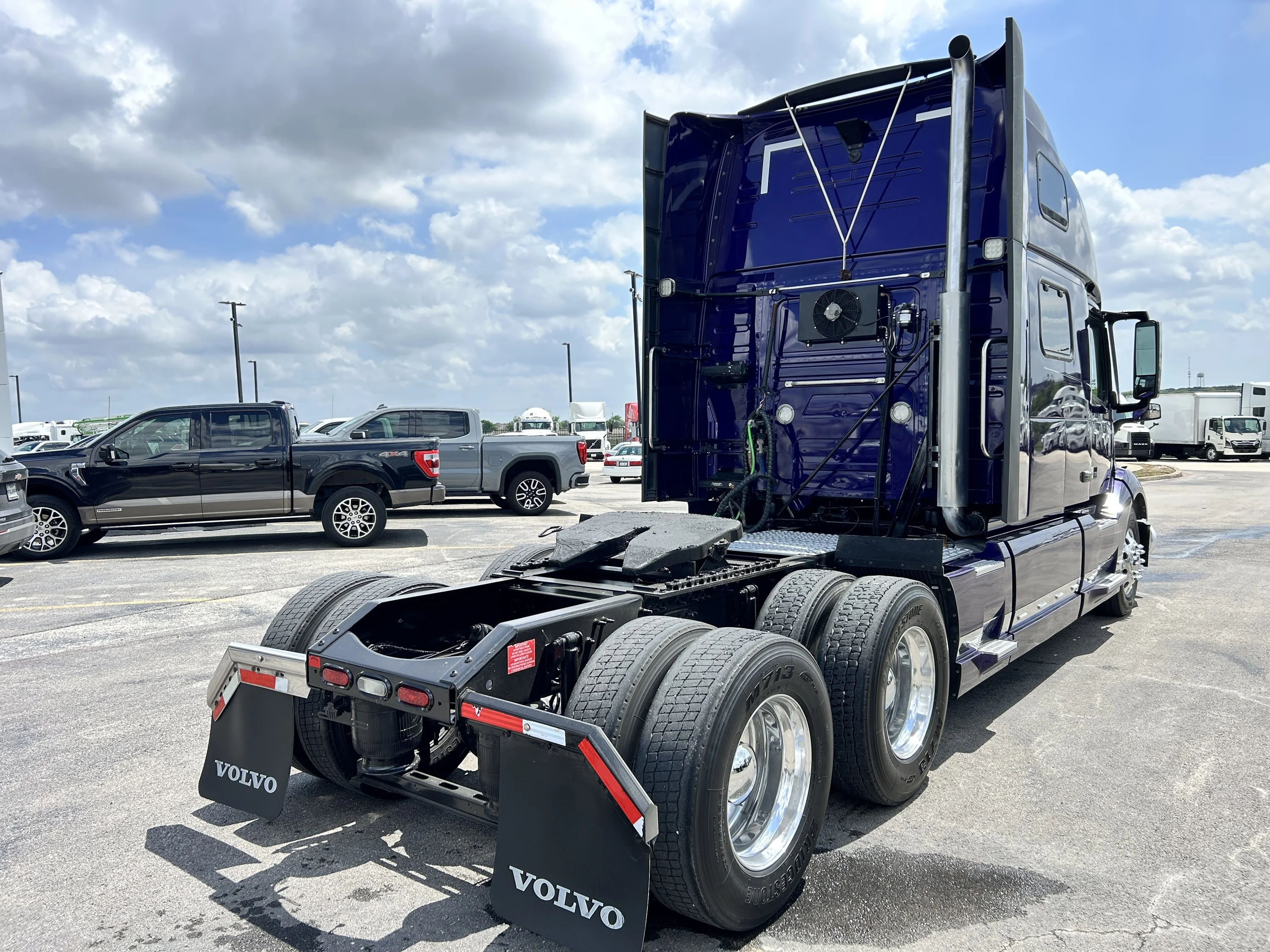2019 Volvo VNL 860 - image 4